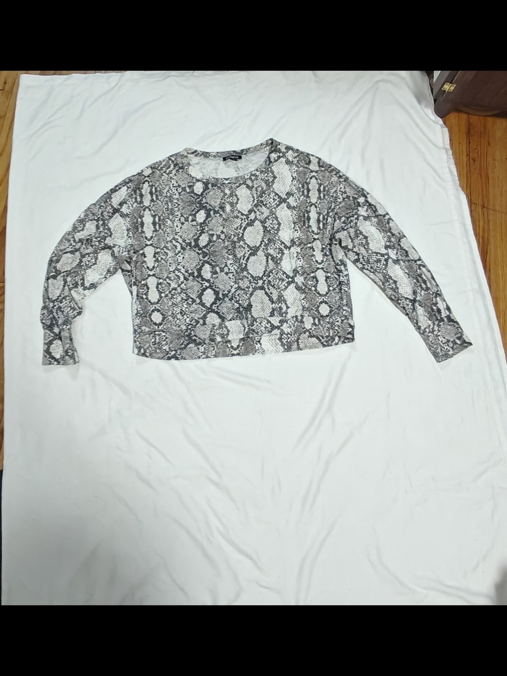 Express Snake Print Cropped Long Sleeve Top - Gray